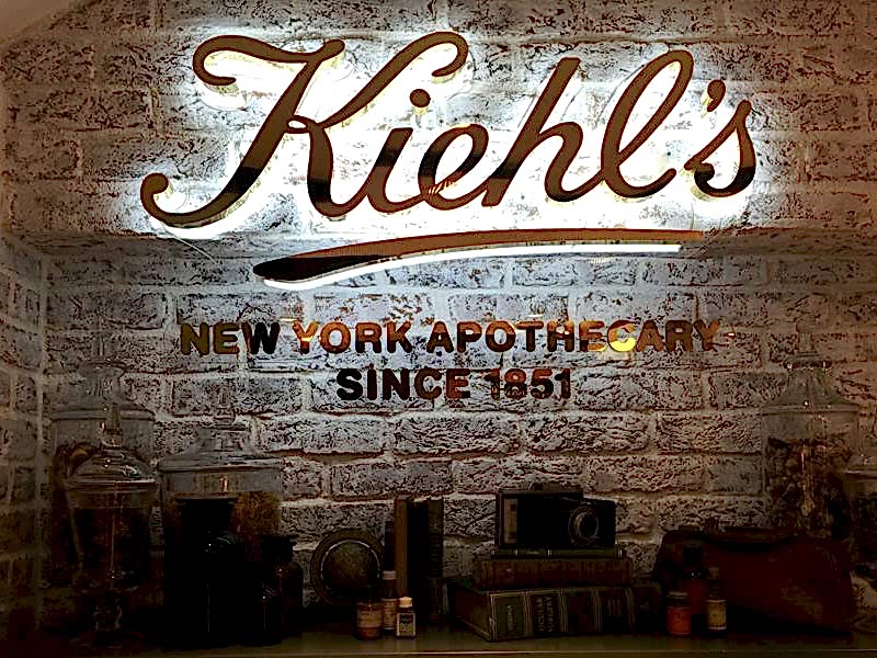 iç mekan sari paslanmaz krom tabela